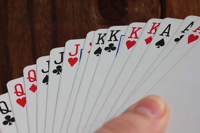 Verspreide speelkaarten op een tafel