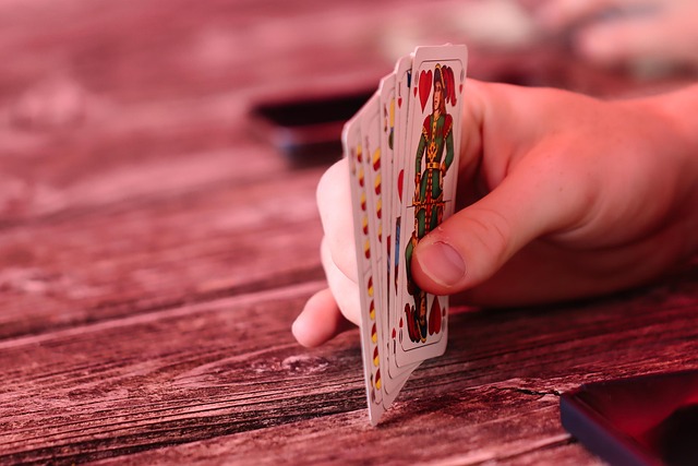 Detailopname van speelkaarten verdeeld over een tafel