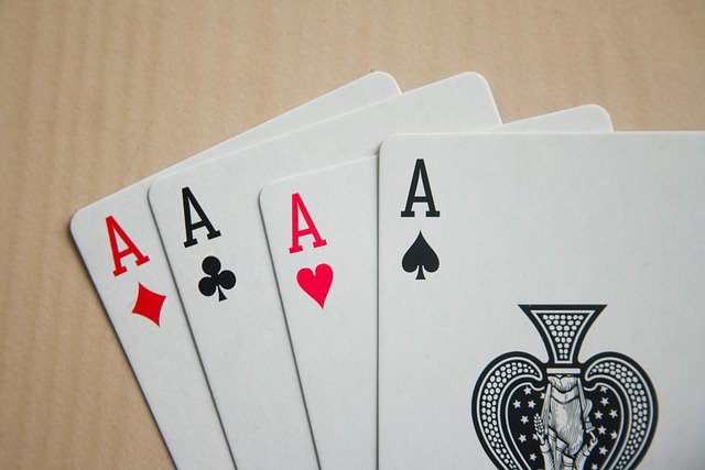 Vrienden die samen kaartspellen spelen